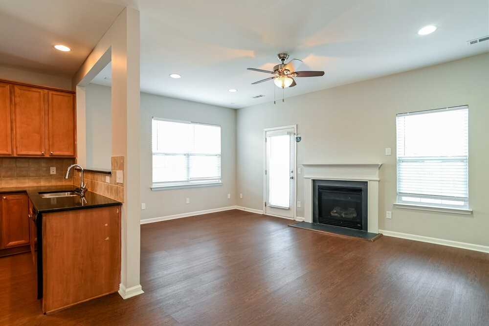 9167 Lenox Pointe Dr - Photo 5 of 18