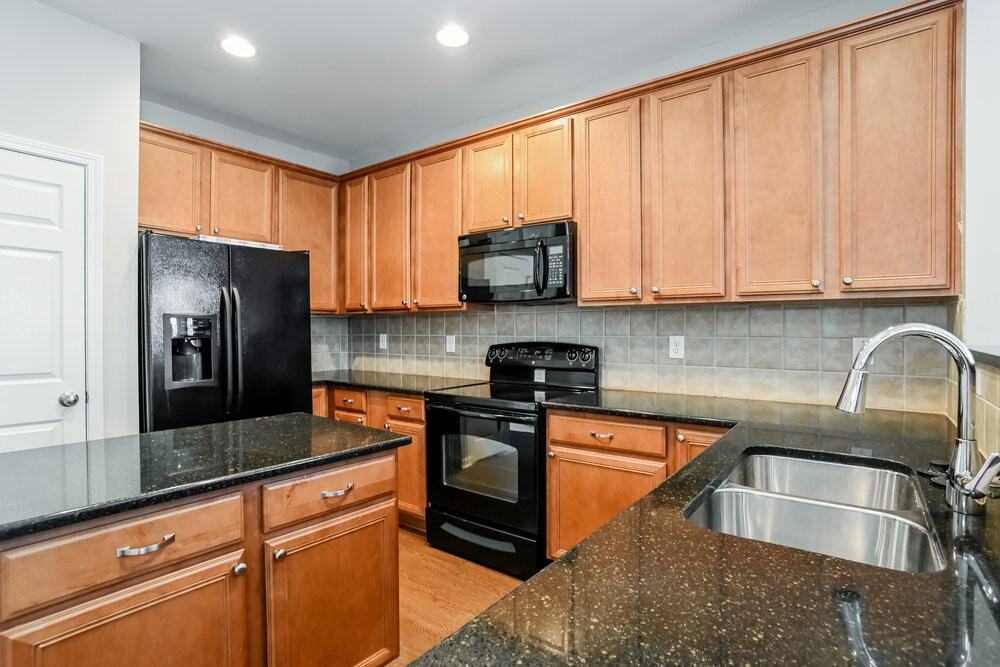 9167 Lenox Pointe Dr - Photo 7 of 18