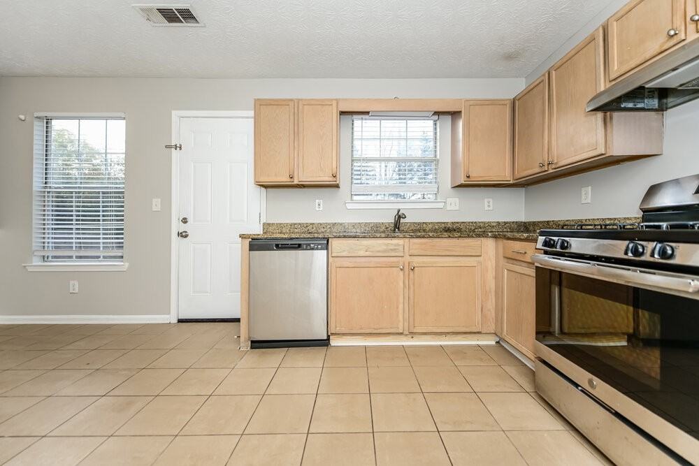 337 Autumn Lake Dr - Photo 5 of 16