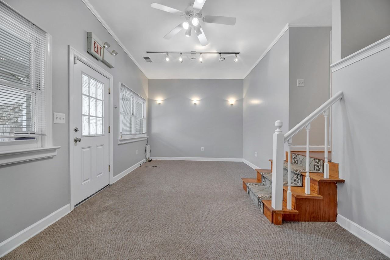 5107 Macarthur Blvd Nw - Photo 2 of 20