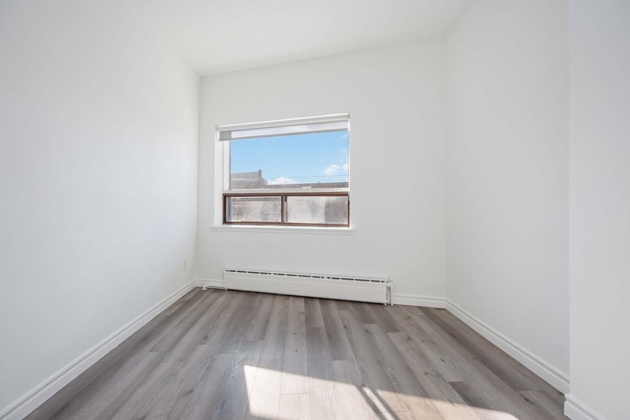 688 College Street - Photo 5 of 15