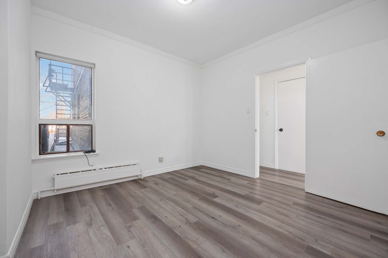 688 College Street - Photo 6 of 15