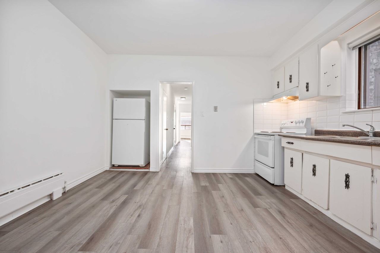 688 College Street - Photo 3 of 15