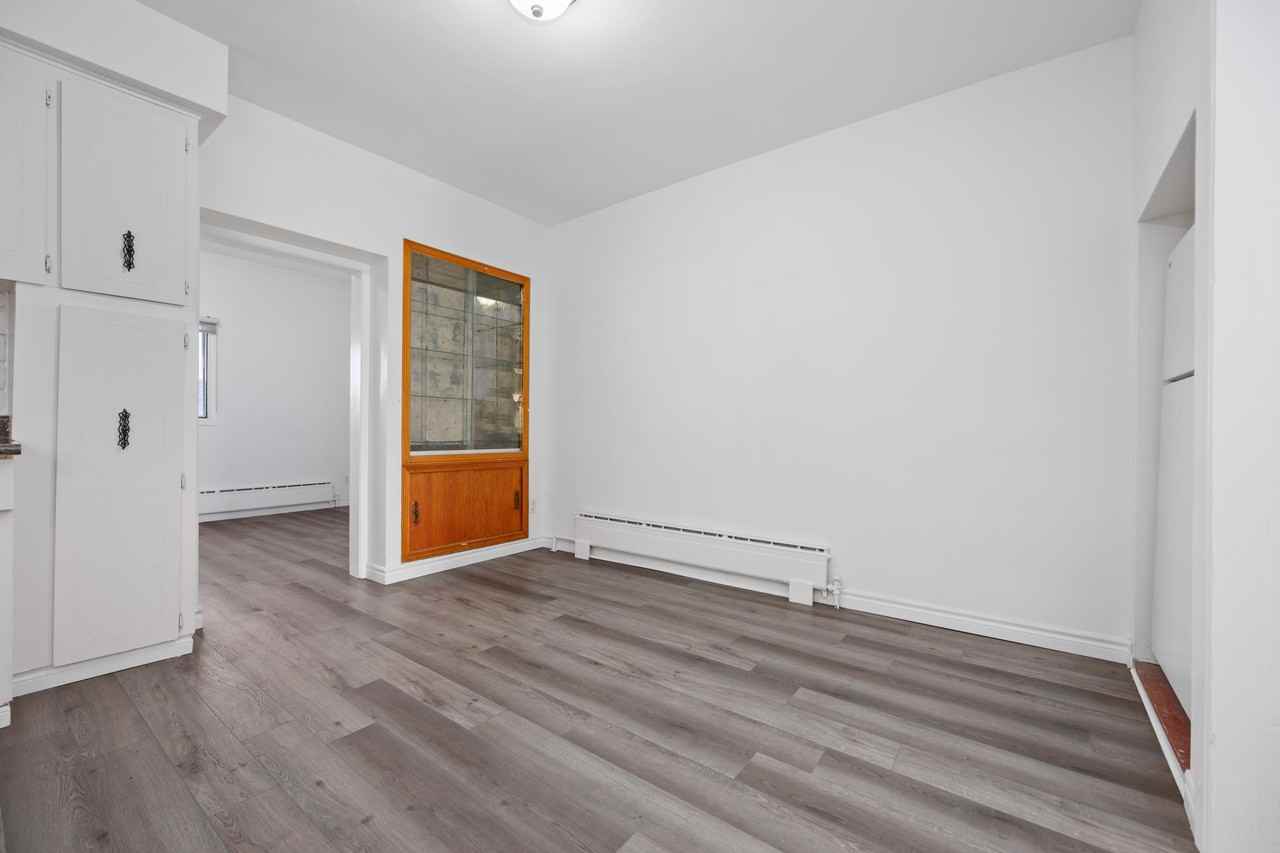 688 College Street - Photo 4 of 15