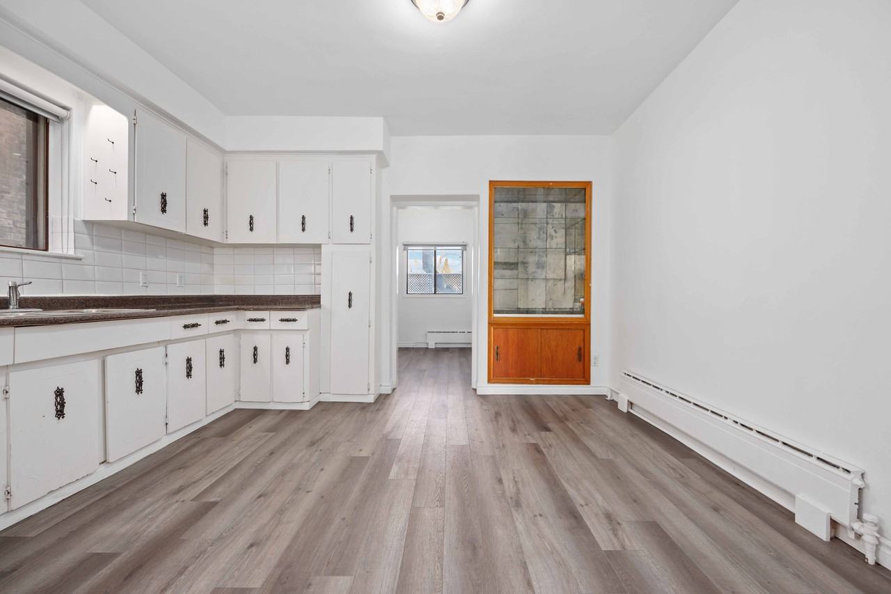 688 College Street - Photo 2 of 15