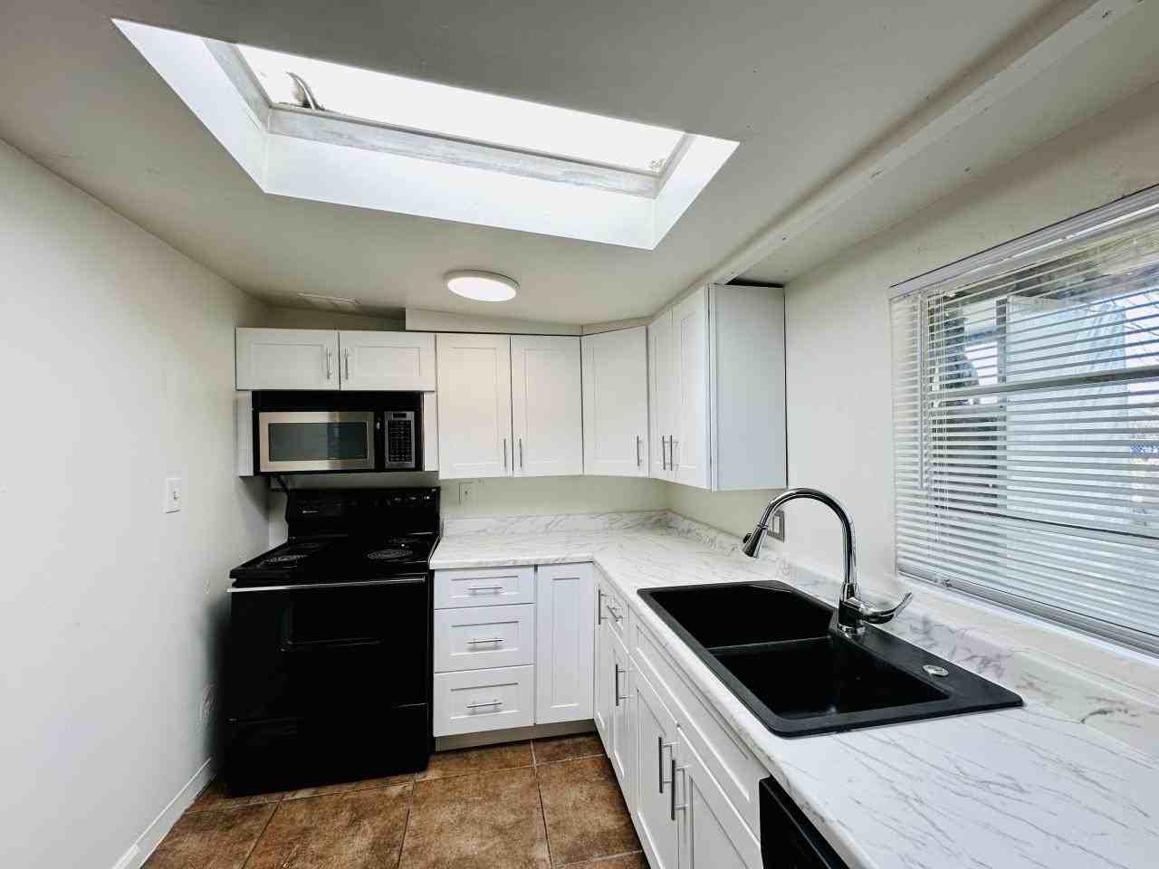 1524 North Park Avenue - Photo 3 of 5