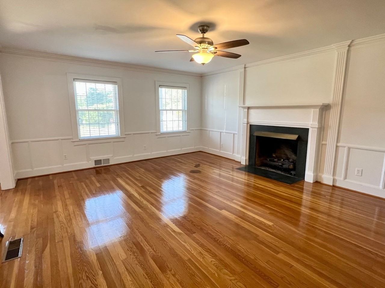 437 Banks St - Photo 2 of 34