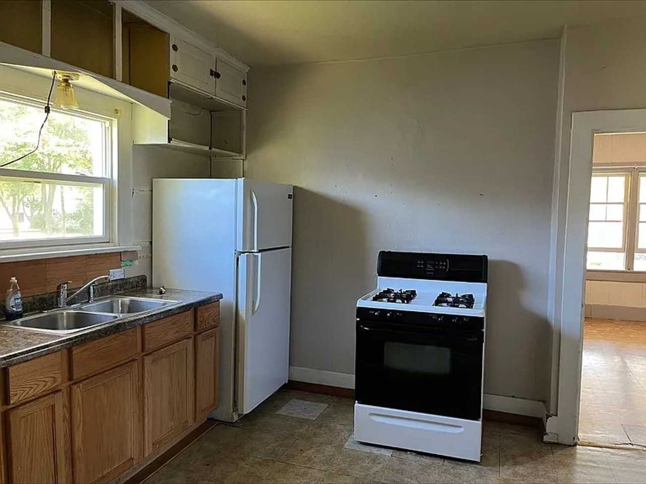 904 E 6th St - Photo 3 of 5