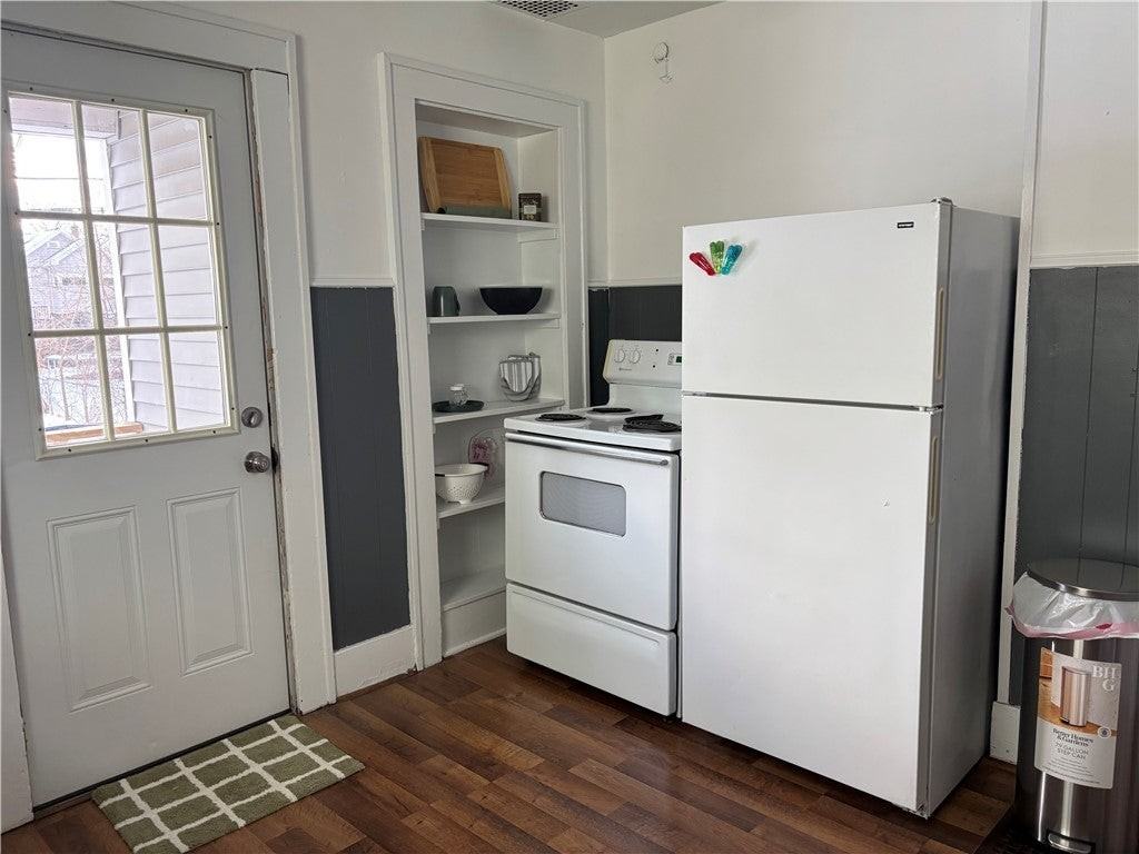 170 Marion St - Photo 2 of 9