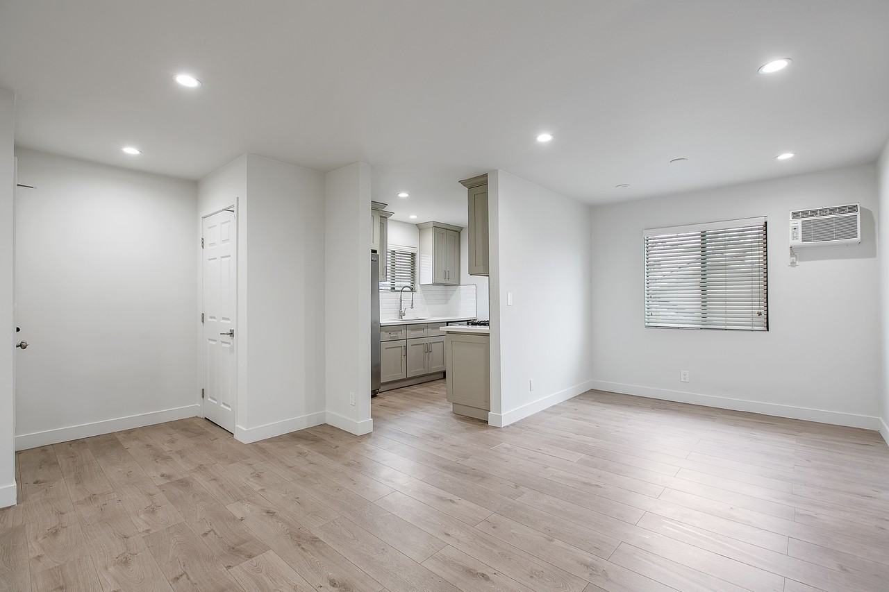 4053 West 23rd Street #B - Photo 5 of 17