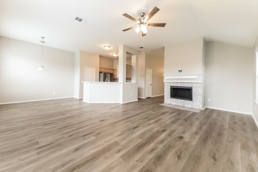 506 Oxford Loop - Photo 3 of 16