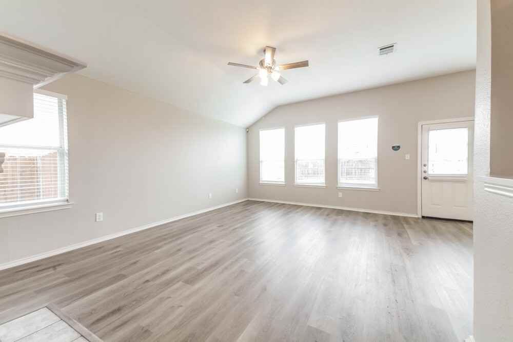 506 Oxford Loop - Photo 4 of 16