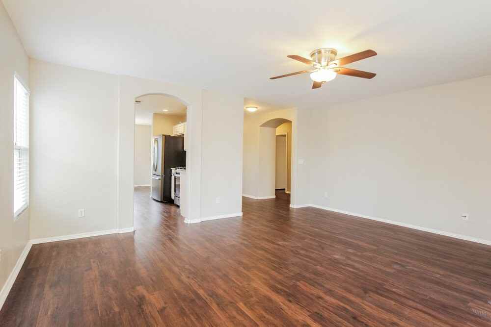 12709 W Myer Ln - Photo 3 of 16