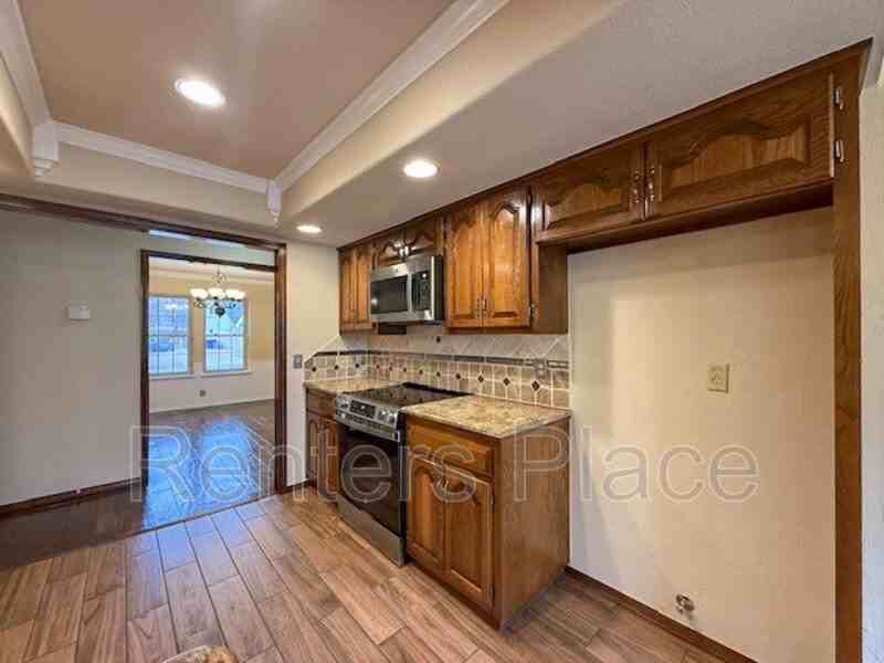 525 Meadowood Dr - Photo 3 of 21