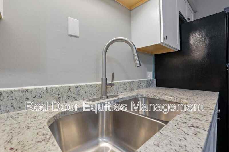129 W Walnut St #C - Photo 3 of 17