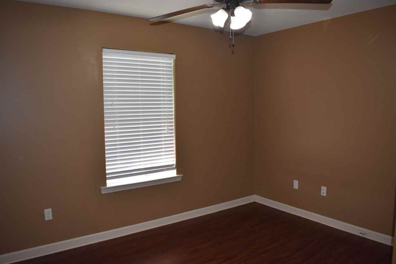 106 Padre Dr - Photo 5 of 15