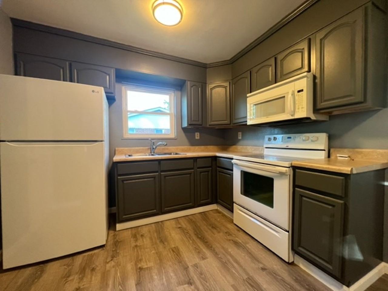 1823 Bertie St - Photo 5 of 14