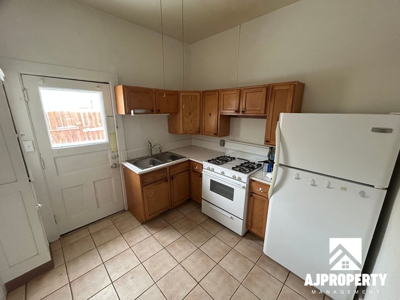 421 S Prairie Ave - Photo 2 of 11