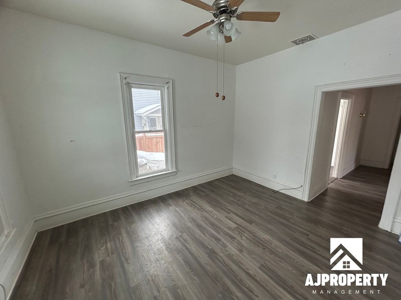 421 S Prairie Ave - Photo 3 of 11