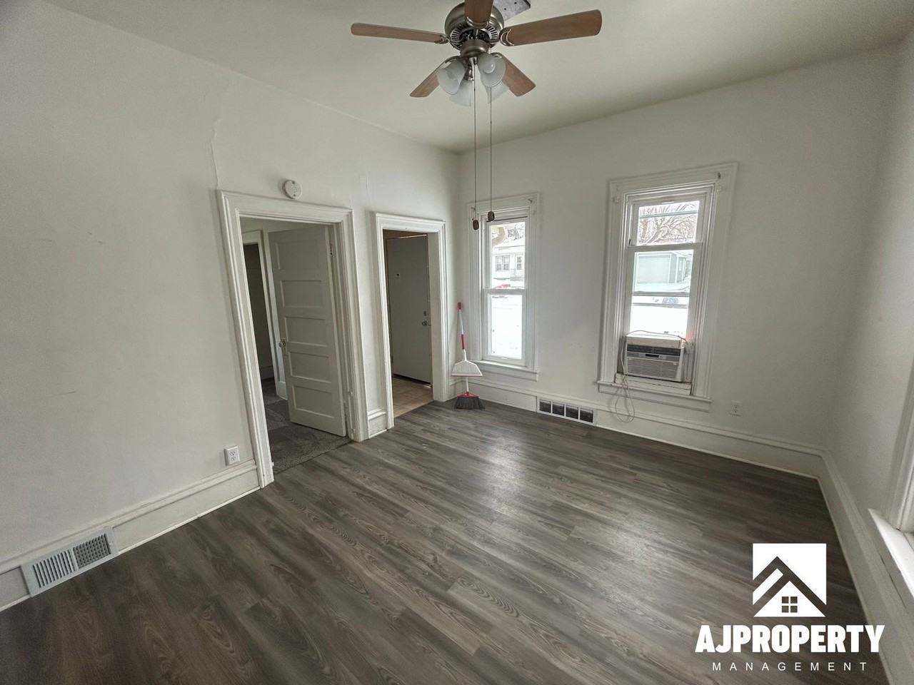 421 S Prairie Ave - Photo 4 of 11
