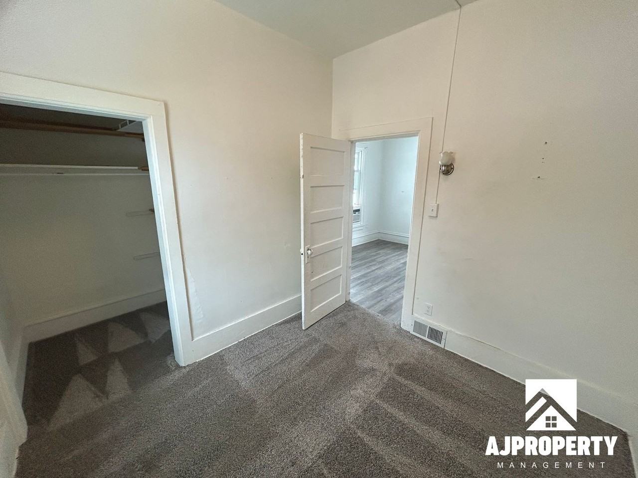 421 S Prairie Ave - Photo 5 of 11