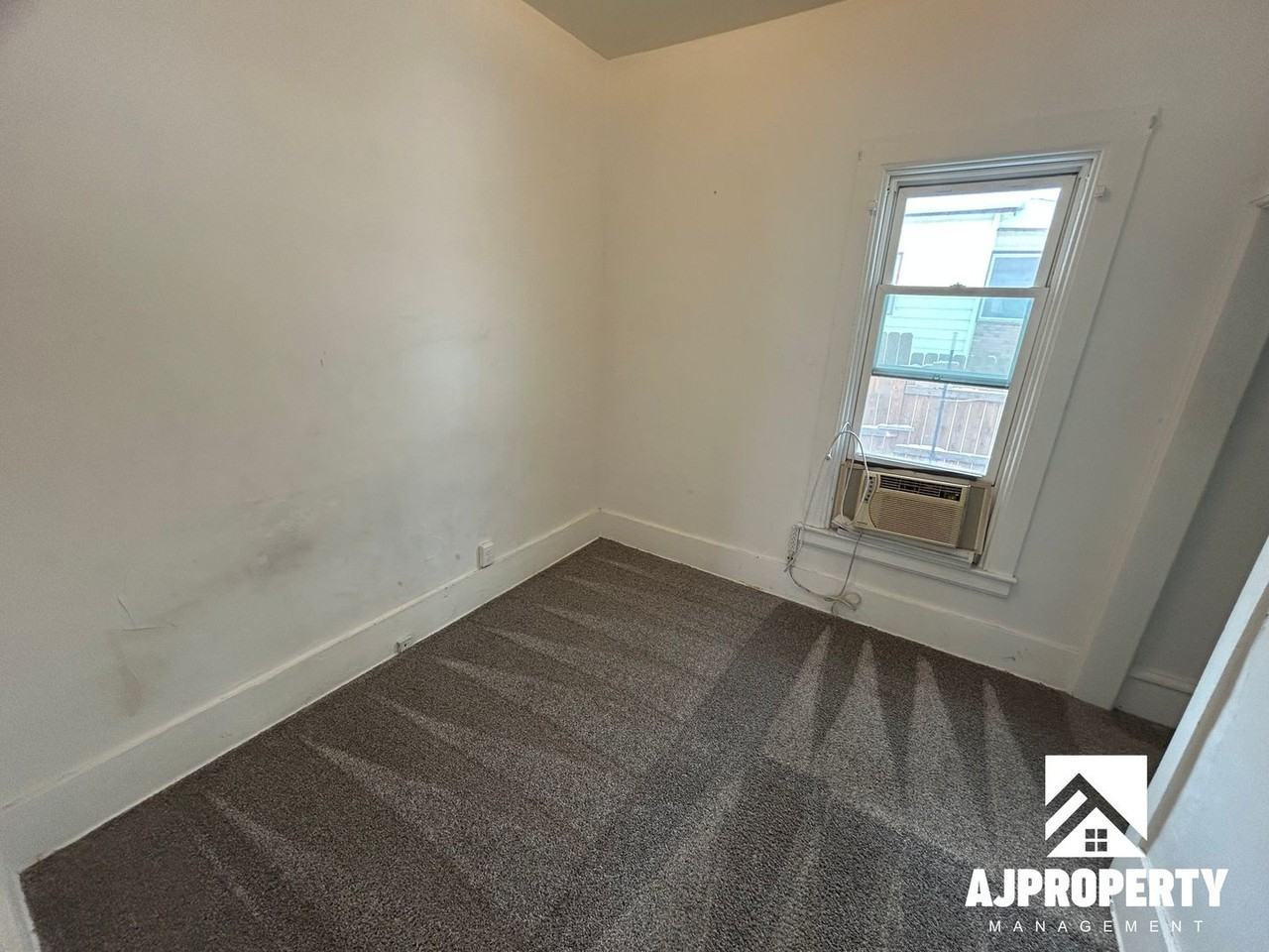 421 S Prairie Ave - Photo 6 of 11