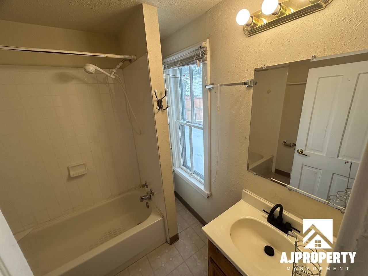 421 S Prairie Ave - Photo 7 of 11