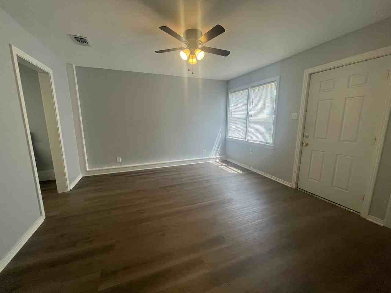 125 State Ct - Photo 4 of 10