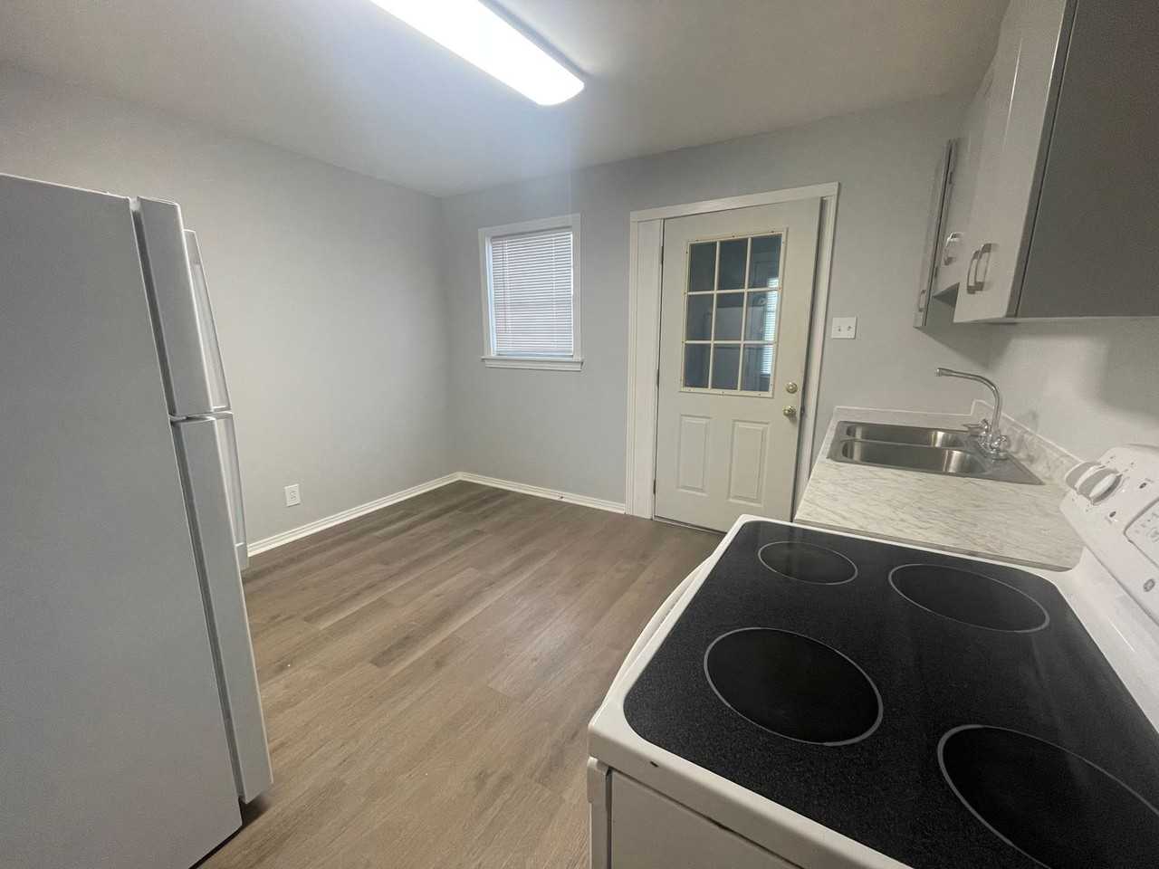 125 State Ct - Photo 5 of 10