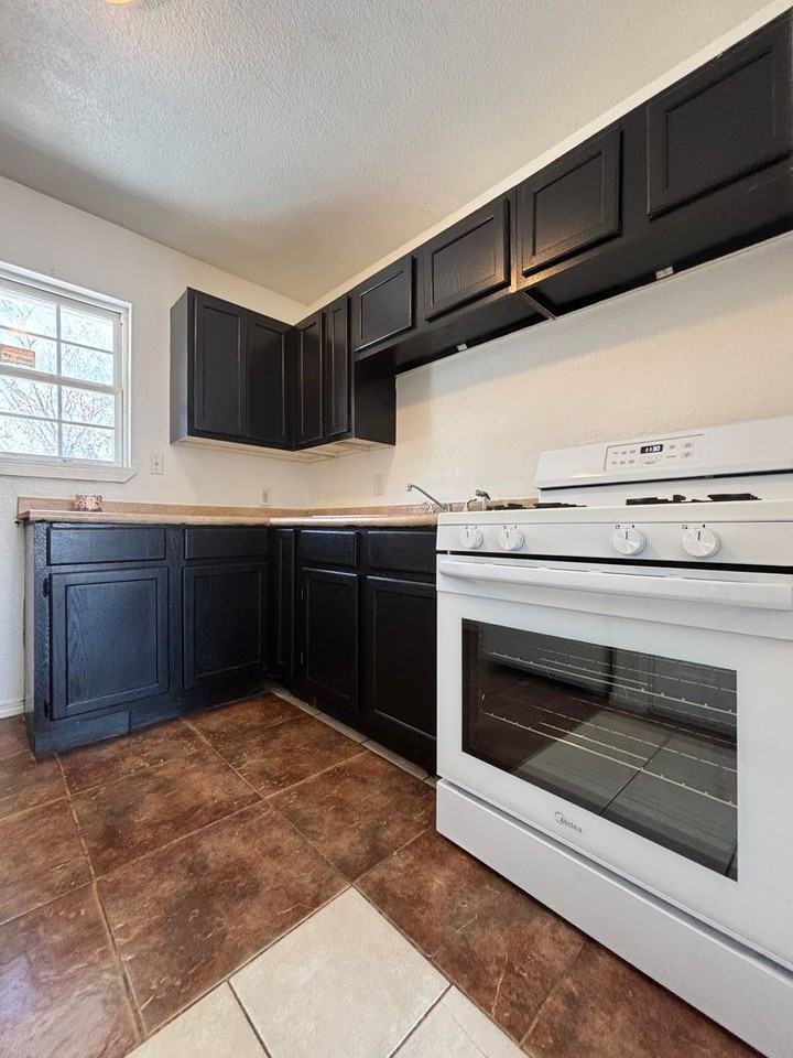 921 N Fulbright Ave - Photo 3 of 9