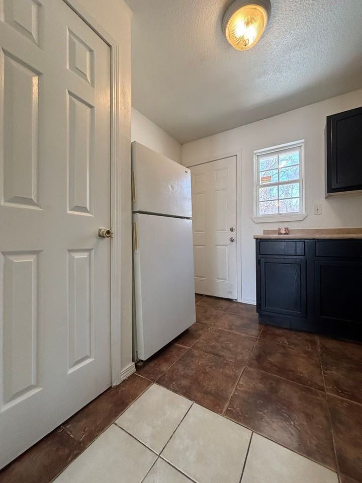 921 N Fulbright Ave - Photo 4 of 9