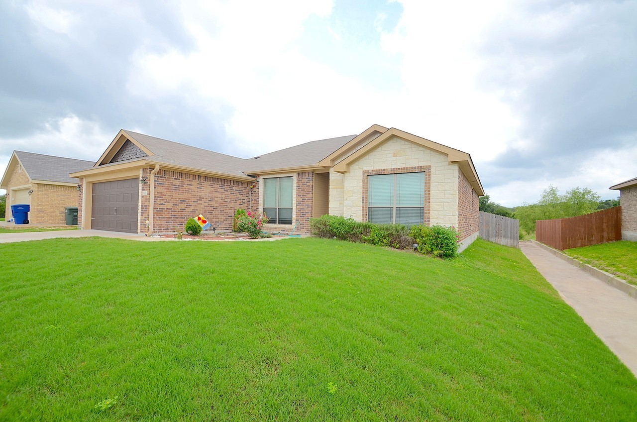1507 Lindsey Dr - Photo 2 of 27