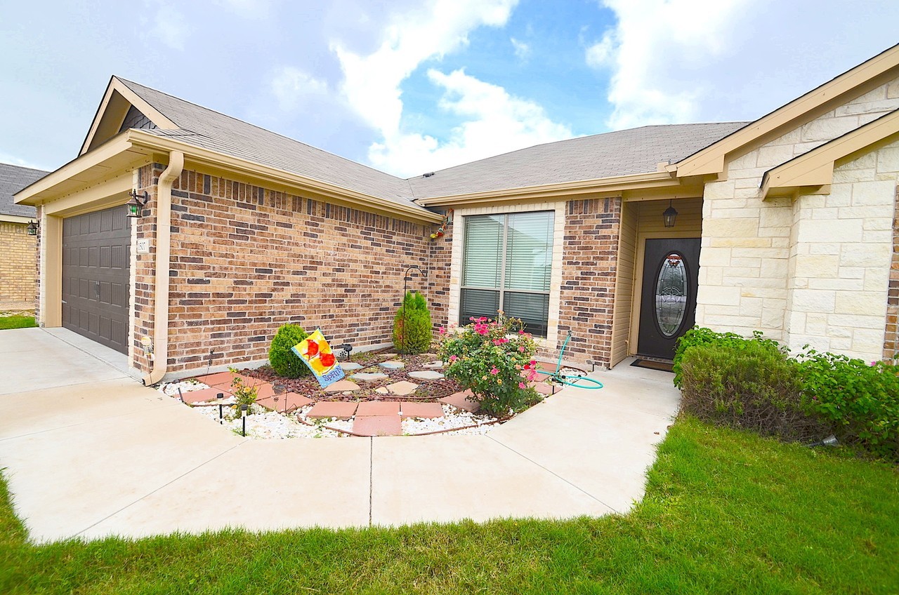 1507 Lindsey Dr - Photo 3 of 27