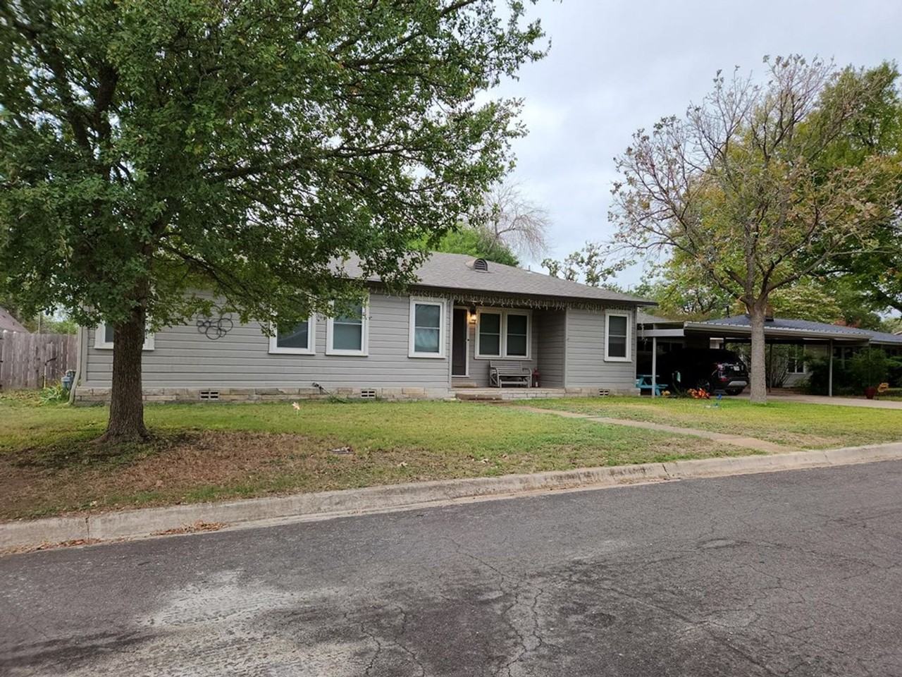 705 Lee St - Photo 3 of 19