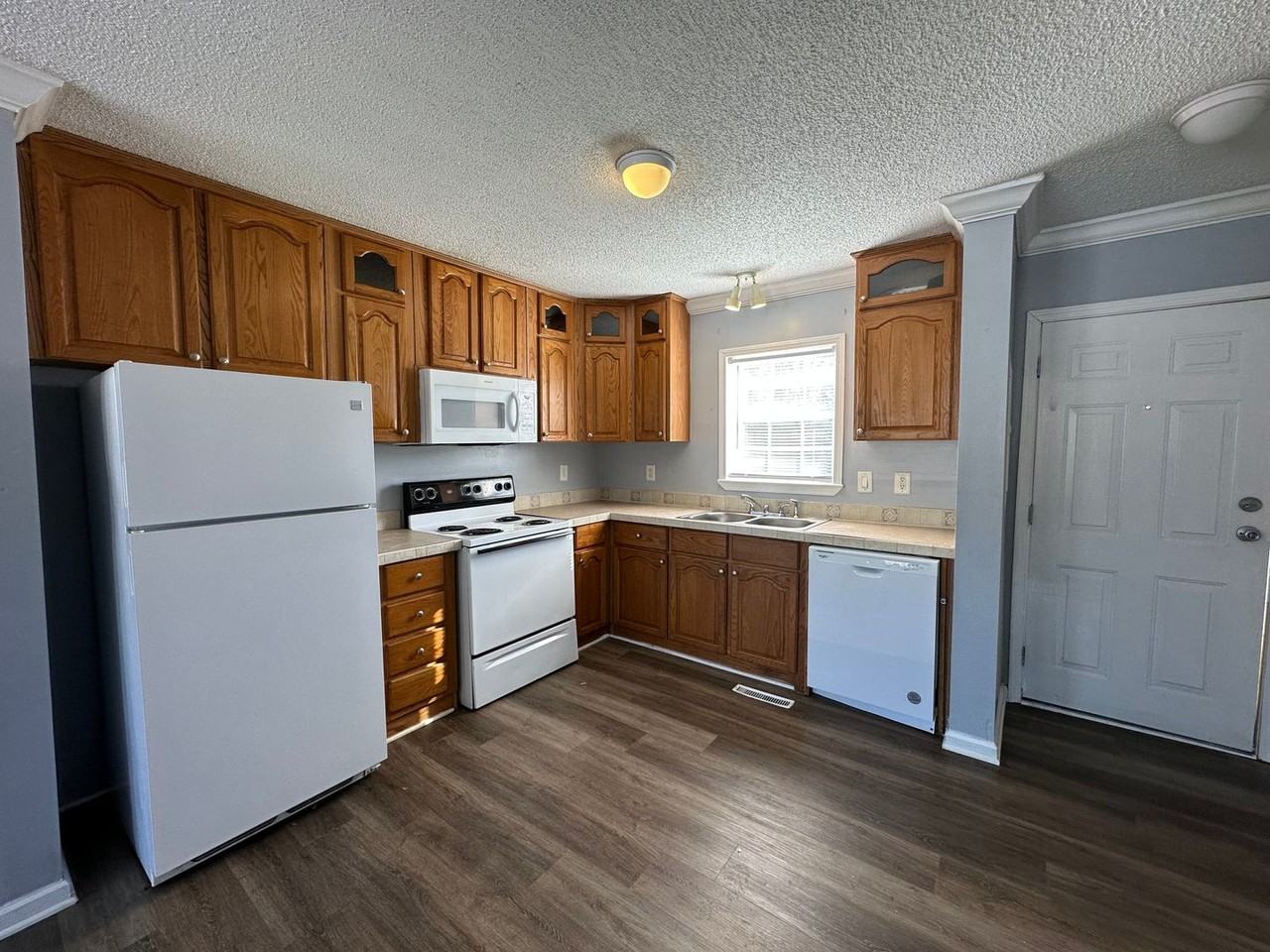 160 Ferguson St - Photo 3 of 12