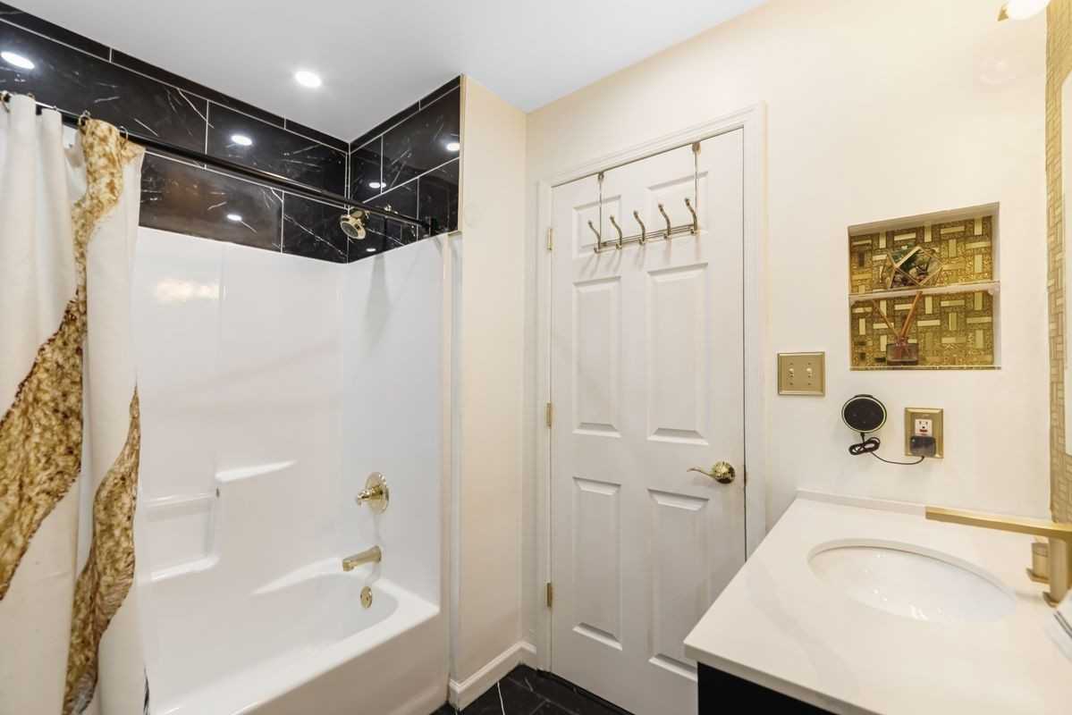 286 W Kinney St - Photo 2 of 3