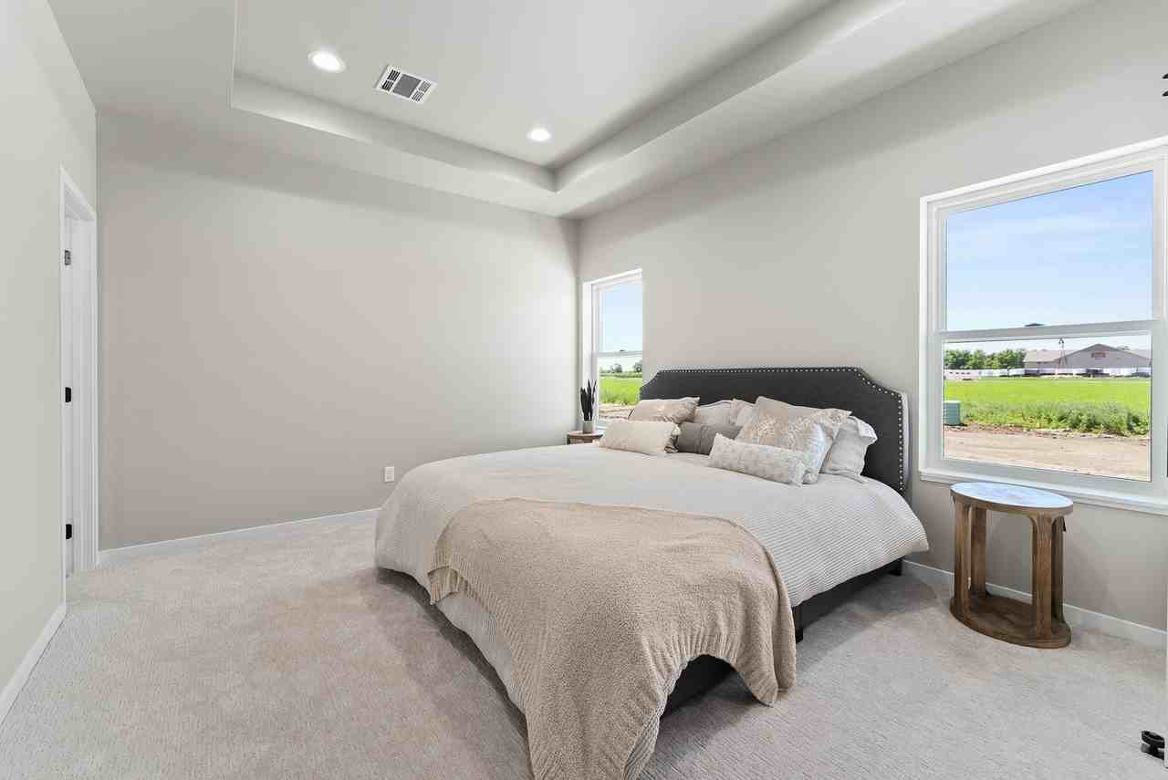 529 Oxford Ave #1 - Photo 5 of 32