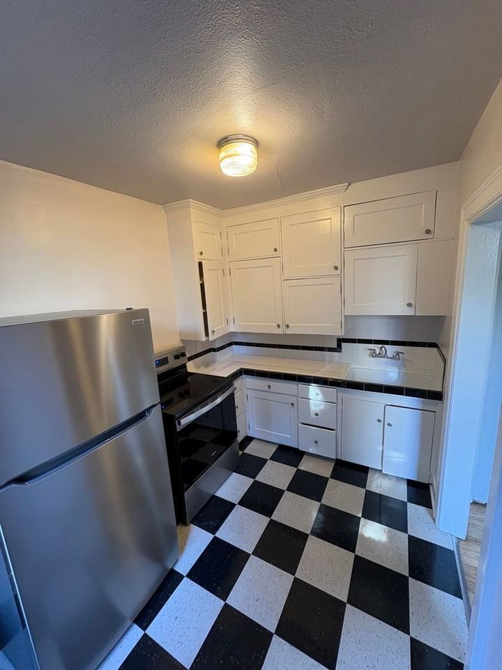 1037 NW 20th Ave - Photo 3 of 17