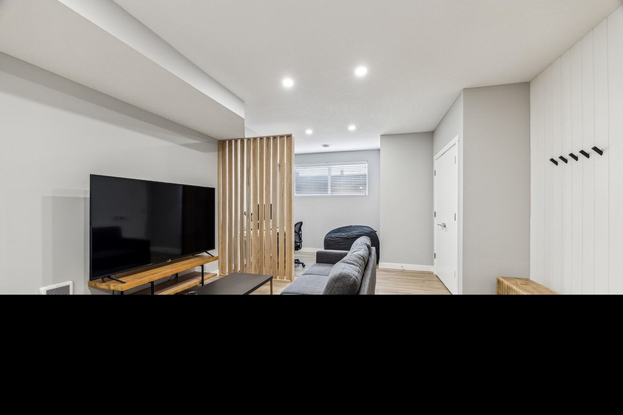 7136 34 Ave Nw Lowr - Photo 2 of 28