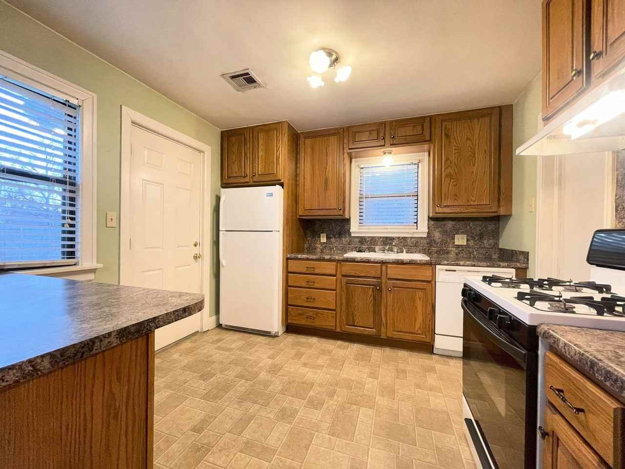 3132 Nw 44th St - Photo 3 of 10