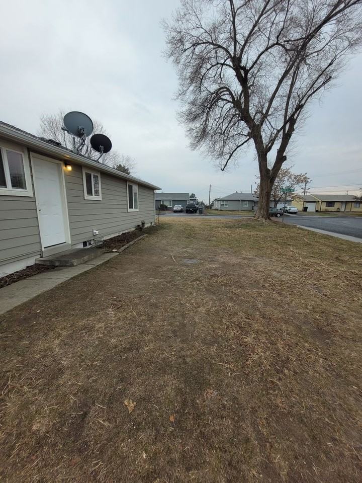 1252 Moses St - Photo 2 of 13