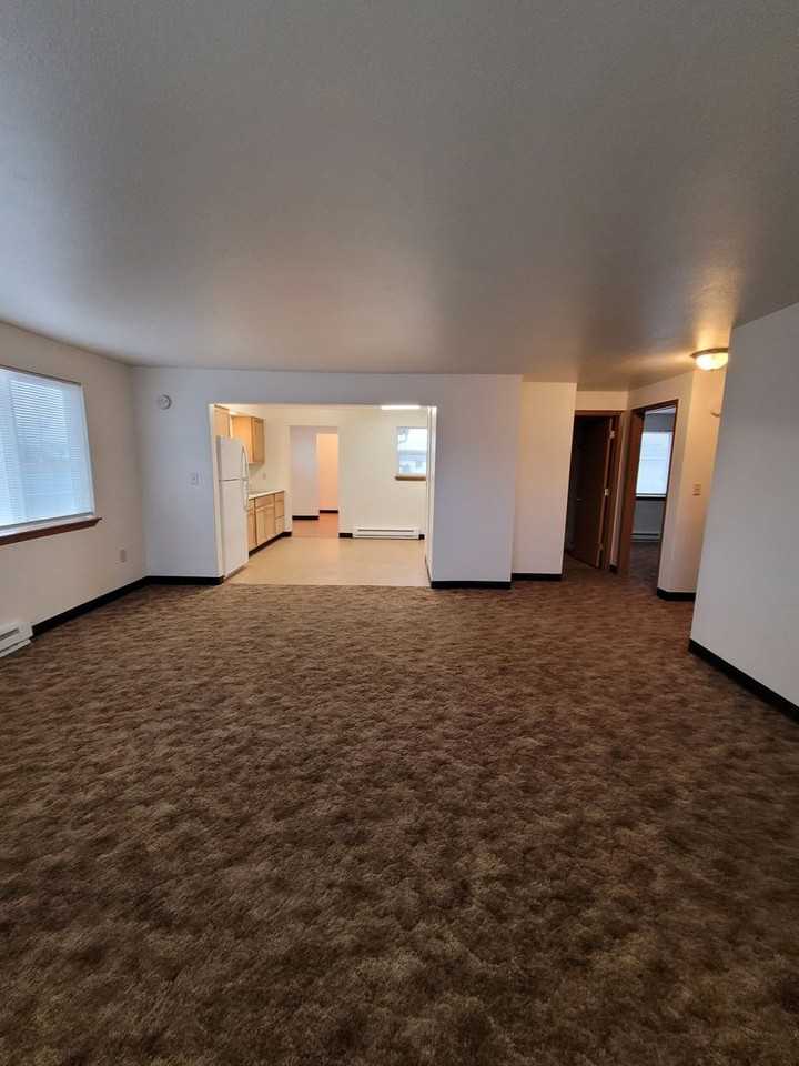 1252 Moses St - Photo 3 of 13