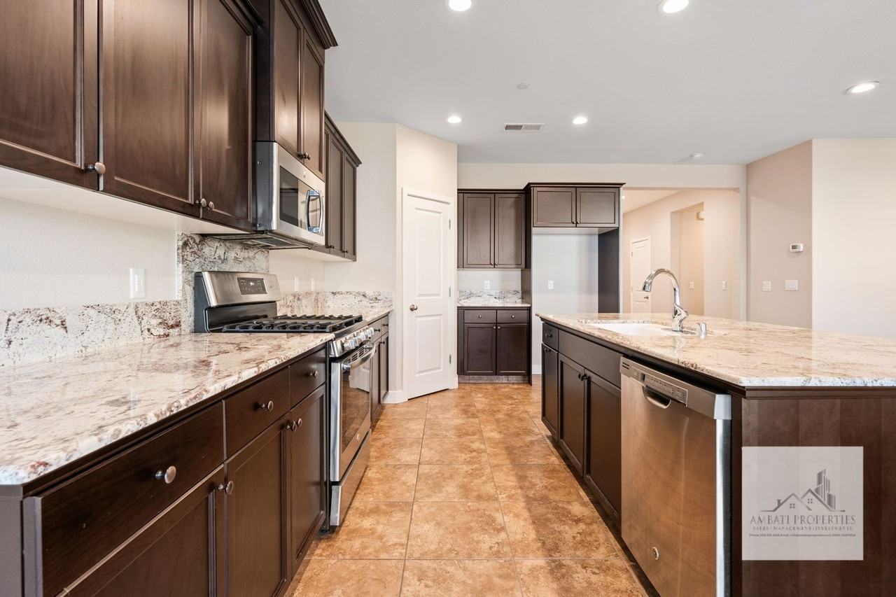 457 Fir St W - Photo 2 of 17