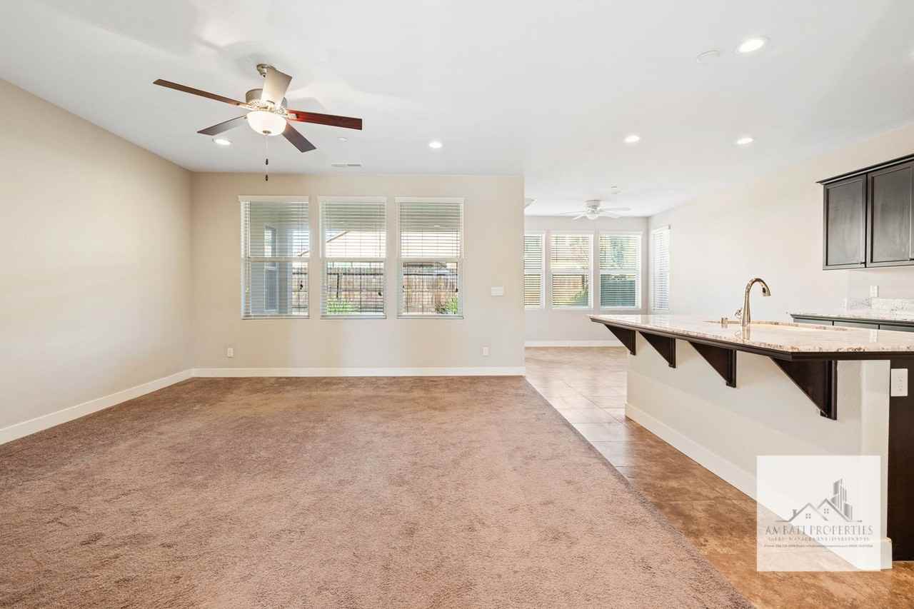 457 Fir St W - Photo 4 of 17