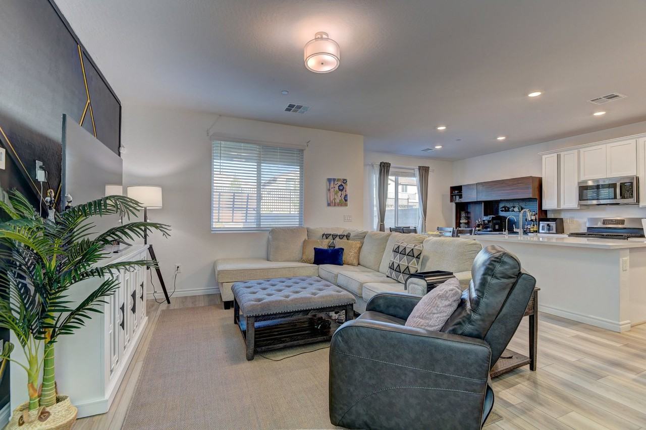 8827 Roadrunner Ravine St - Photo 2 of 17