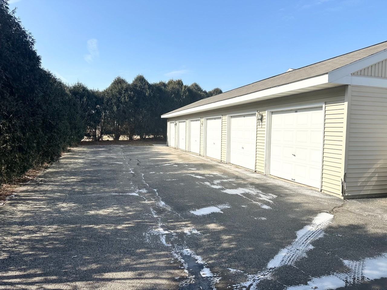 Holiday Commons Apartments - Photo 4 of 36