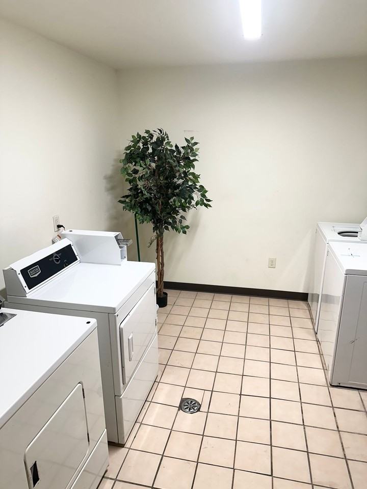 Holiday Commons Apartments - Photo 6 of 36