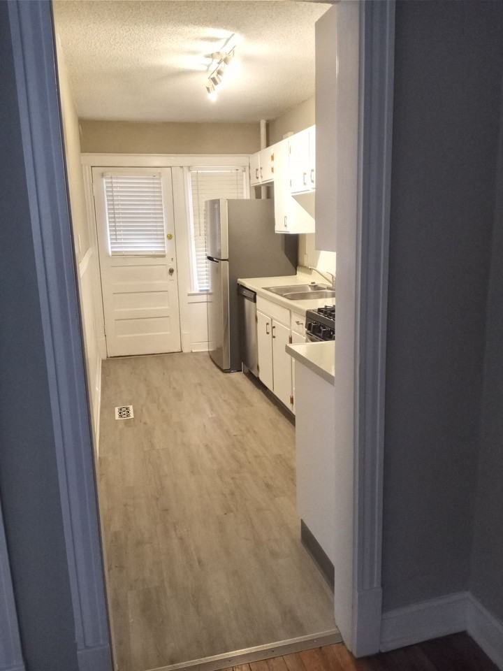 Beautiful 1B1B near Loose Park!!! Available NOW!!! - Photo 2 of 7