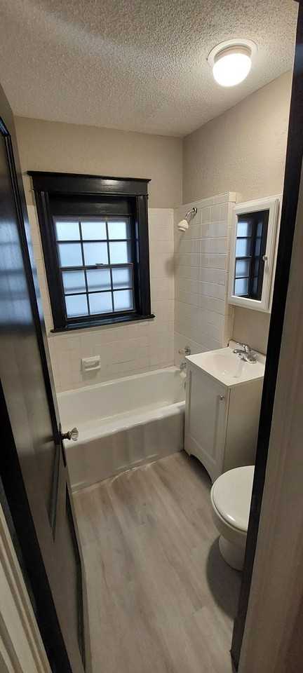 Beautiful 1B1B near Loose Park!!! Available NOW!!! - Photo 7 of 7
