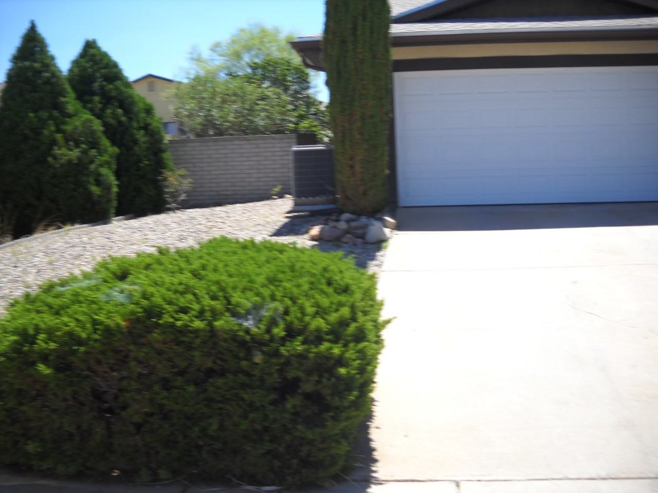 2210 Iris Dr - Photo 2 of 27